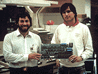 Steve Wozniak und Steve Jobs mit ihrem Apple 1